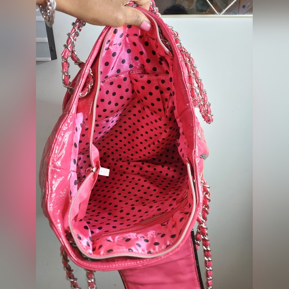 Large pink lock purse with quilted design and chain handles - Picture 3 of 14